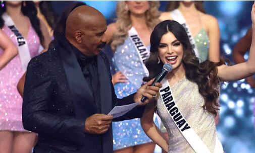 Steve Harvey y Miss Paraguay