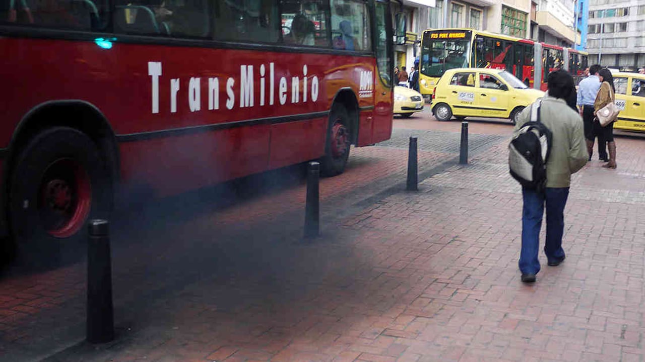 El transporte es uno de los factores que más contamina las ciudades debido a las emisiones a la atmósfera. Foto: archivo/Semana.com