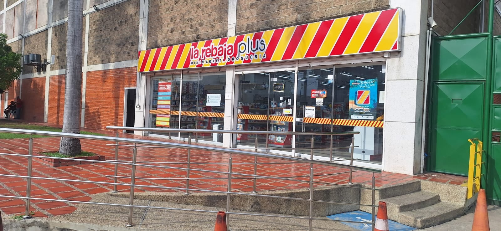 Drogas La Rebaja cuenta actualmente con 1017 puntos de venta en todo el país. El presidente Gustavo Petro ha dicho que estos establecimientos comerciales serán destinados a la distribución de los medicamentos del mercado institucional, es decir, como dispensarios, y así llegar a las zonas apartadas del país.
Foto: Copservir / El País.