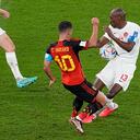 Eden Hazard de Bélgica y Atiba Hutchinson de Canadá disputan el balón durante el partido de fútbol del grupo F de la Copa Mundial entre Bélgica y Canadá, en el estadio Ahmad Bin Ali en Doha, Qatar, el miércoles 23 de noviembre de 2022.