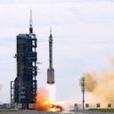 Un cohete Long March-2F Y12 que lleva una tripulación de astronautas chinos en una nave espacial Shenzhou-12 despega en el Centro de Lanzamiento de Satélites de Jiuquan en Jiuquan, en el noroeste de China, el jueves 17 de junio de 2021. China ha lanzado la primera tripulación de tres hombres su nueva estación espacial en su primera misión tripulada de programas ambiciosos en cinco años. Foto AP / Ng Han Guan.