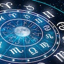 Astrología Signo del zodiaco del horóscopo en azul profundo la estrella y el fondo de la luna. Poder mágico de la fortuna en el concepto del universo.