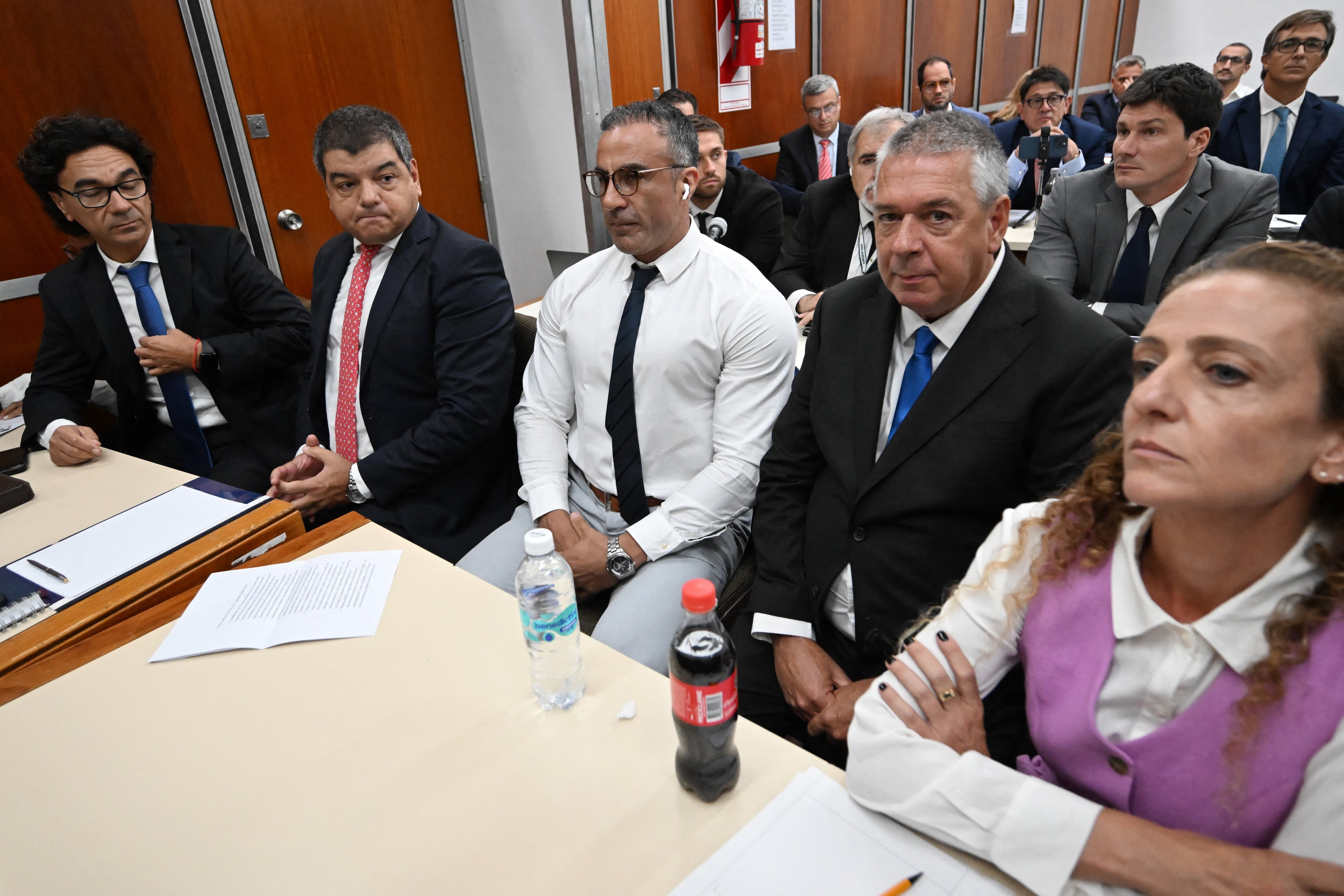 El doctor Leopoldo Luque (C) observa durante el juicio por la muerte de la leyenda del fútbol argentino Diego Maradona en el tribunal de San Isidro en San Isidro, provincia de Buenos Aires, Argentina, el 11 de marzo de 2025. Cuatro años después de la muerte de Diego Maradona, el juicio a siete profesionales de la salud comienza este martes en Argentina para determinar sus responsabilidades en la muerte de la leyenda del fútbol.