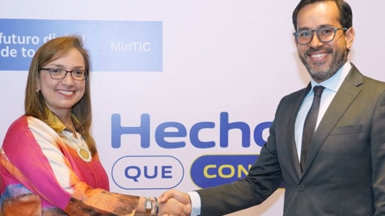 La ministra de las TIC, Carmen Ligia Valderrama y el director de la Dian, Lisandro Junco firmaron el memorando den entendimiento.