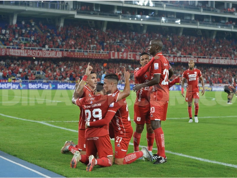 Jugadores de América de Cali celebran un gol ante Pereira en el Pascual Guerrero