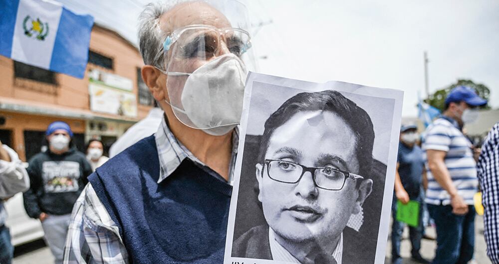 El fiscal Juan Francisco Sandoval tuvo que salir del país después de investigar las actuaciones del gobierno guatemalteco. - Foto: Johan Ordóñez / AFP