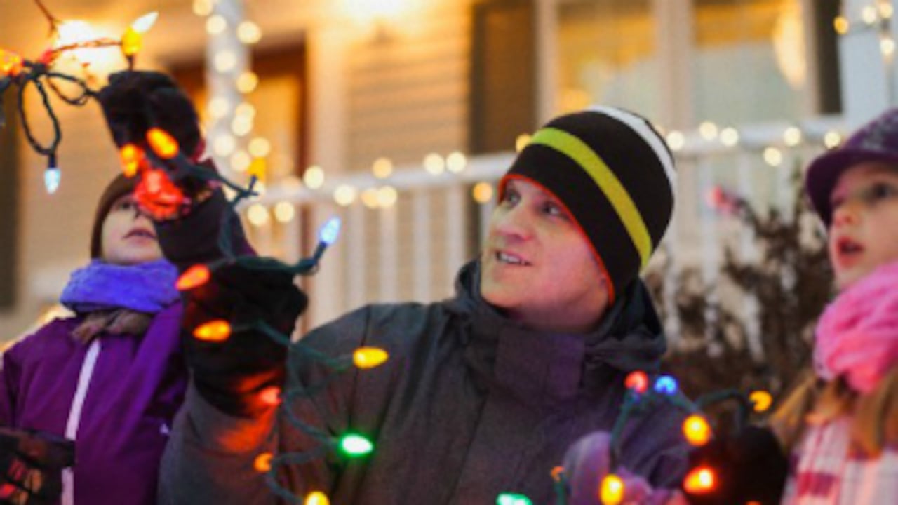 Expertos recomiendan cambiar periódicamente las luces navideñas y asegurar una buena instalación.