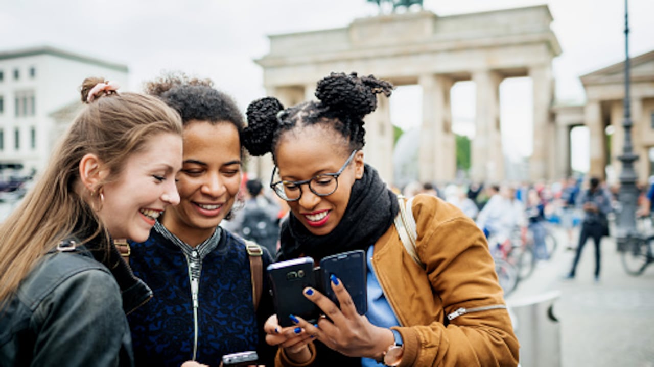 Los millenials son los primeros “nativos digitales”, crecieron con la llegada de Internet, los teléfonos móviles y las redes sociales.