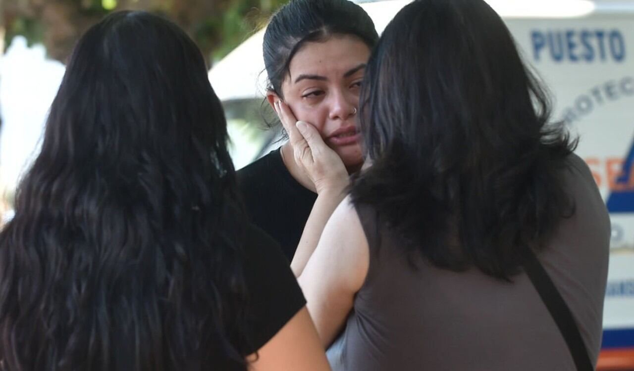 Familiares de los muertos provocados por el incendio en una discoteca de Murcia, España, esperan tener más información de sus seres queridos