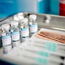 El cierre de viales y jeringas con la vacuna Covid-19 se muestra en una bandeja durante la vacunación - Imagen de referencia