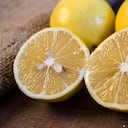 Las semillas del limón, contiene una lignina, un fitoestrogeno que al ser metabolizado por la microflora intestinal humana.