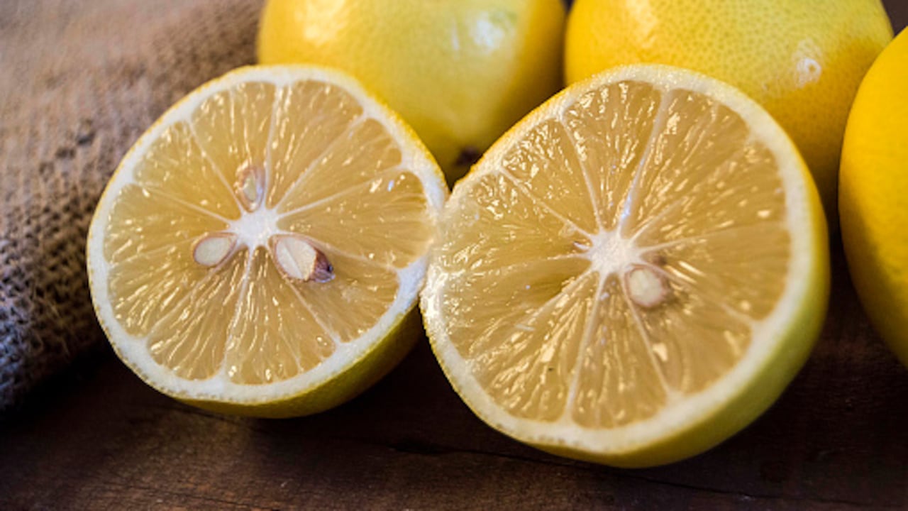 Las semillas del limón, contiene una lignina, un fitoestrogeno que al ser metabolizado por la microflora intestinal humana.