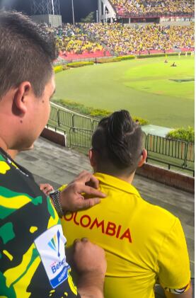 Con los dedos señalan los movimientos que los jugadores realizan.