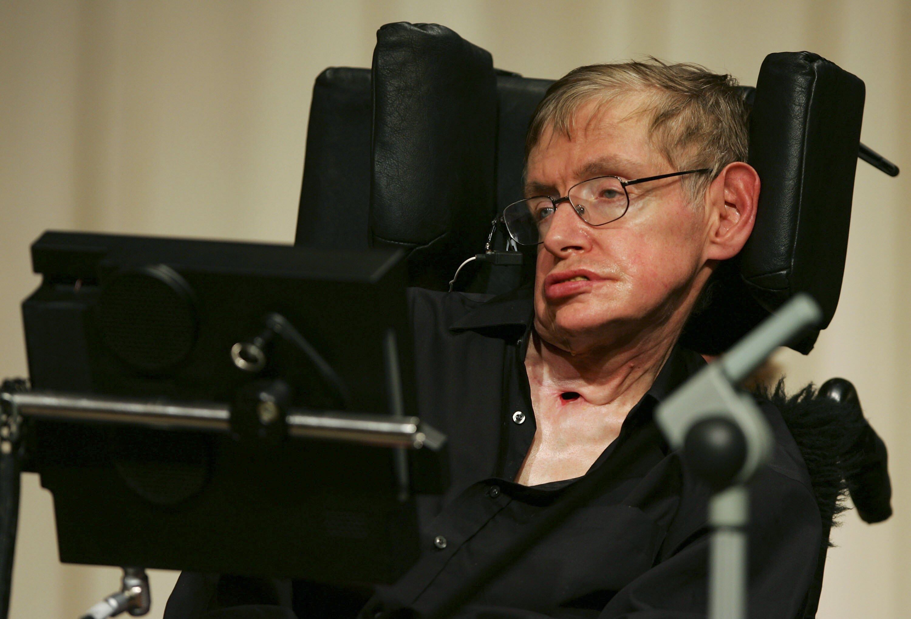 Hawking lanzó fuertes advertencias a la población mundial.