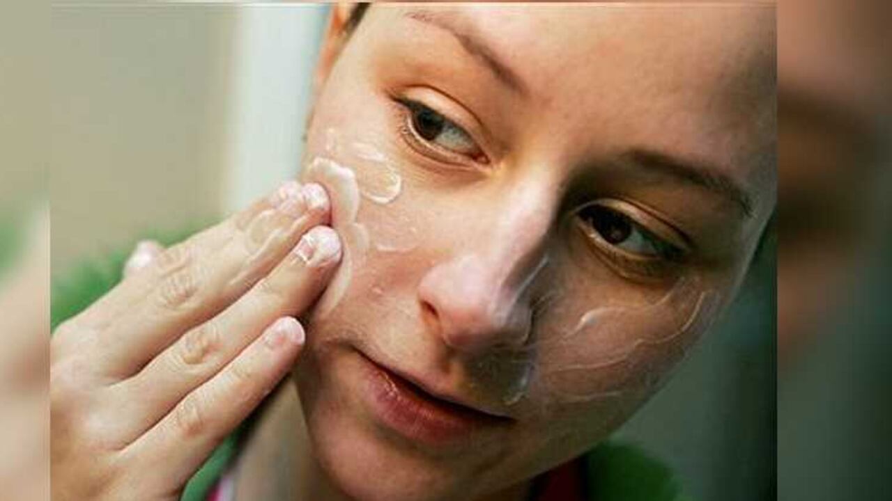 El aumento hormonal durante la adolescencia puede ser una de las causas del acné.