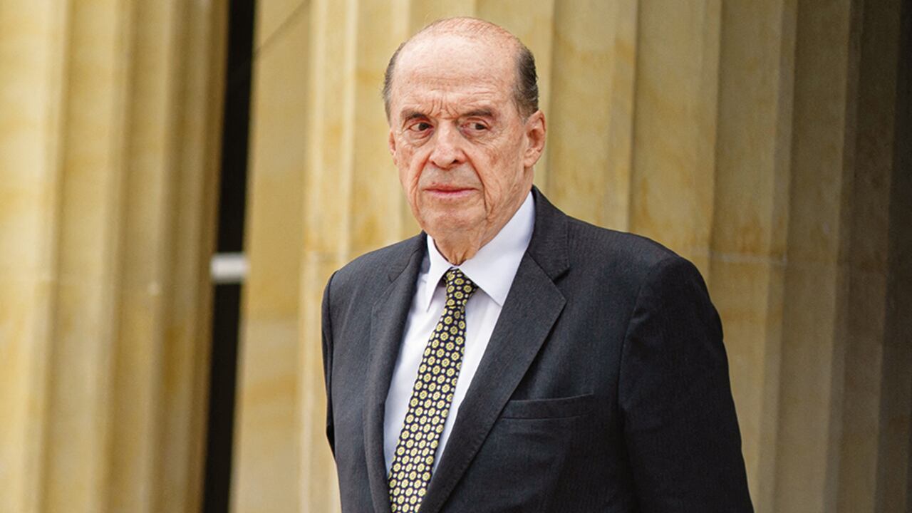 El canciller, Álvaro Leyva anunció en las últimas horas que la licitación quedaba desierta.