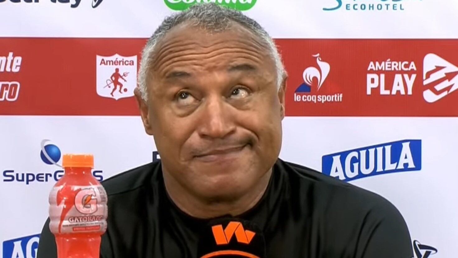 William Amaral, molesto en rueda de prensa