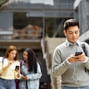 Los usuarios de teléfonos inteligentes emplean estos equipos para realizar diferentes tareas.