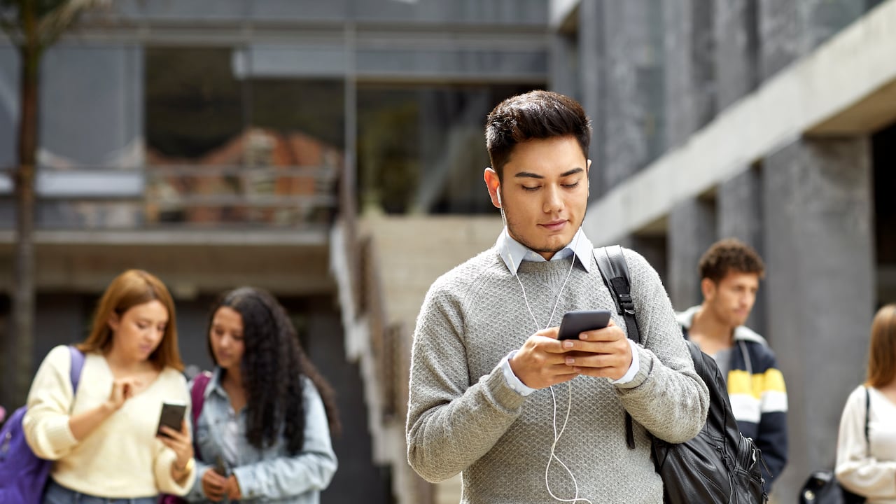 La inflación, la súbida del dólar y la pandemia pueden ser razones por las que las personas compraron menos teléfonos en 2022.