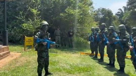 La alcaldesa Claudia López se vistió de militar y comandó a un pelotón del Ejército Nacional.