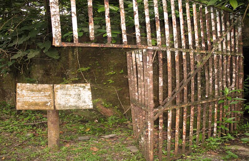 Cuando un recluso ingresaba a la prisión, perdía su identificación personal y a cambio le era asignado un número para ser identificado en la cárcel.  