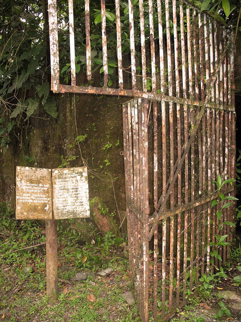 Cuando un recluso ingresaba a la prisión, perdía su identificación personal y a cambio le era asignado un número para ser identificado en la cárcel.  