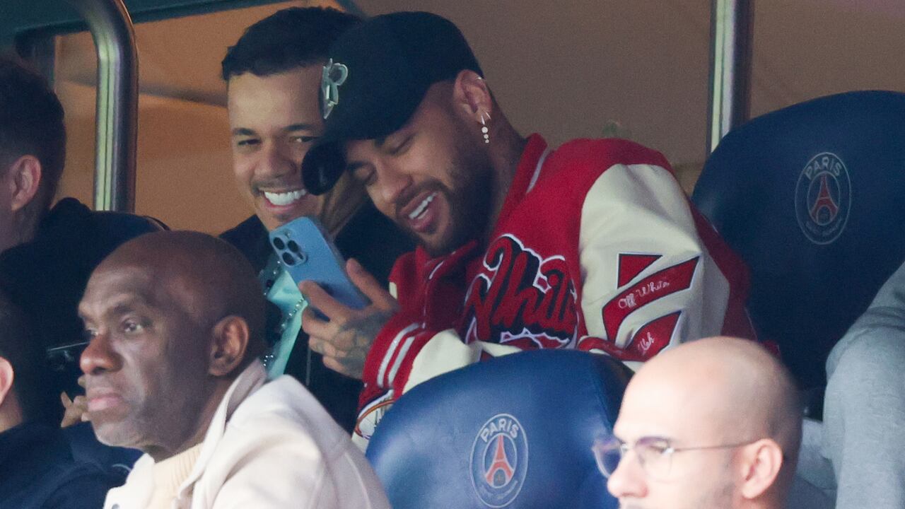 Neymar Jr es visto durante el partido de la Ligue 1 entre Paris Saint-Germain y FC Lorient en el Parc des Princes el 30 de abril de 2023 en París, Francia. (Photo by Pierre Suu/WireImage)