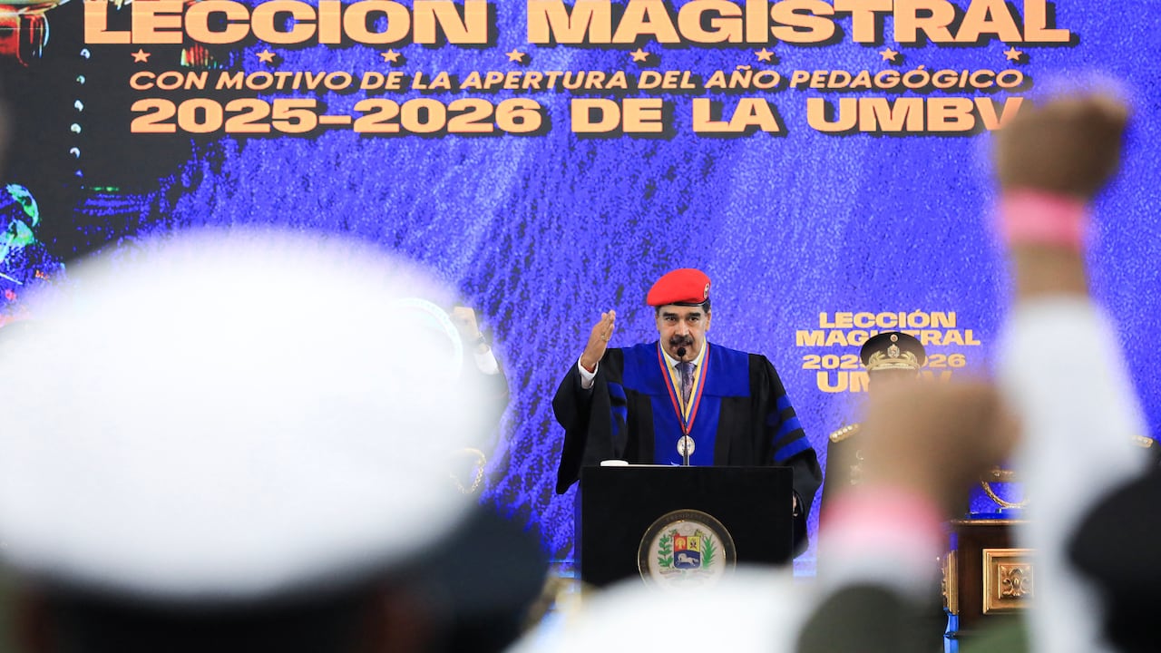 Esta fotografía, difundida por la Presidencia de Venezuela, muestra al presidente Nicolás Maduro gesticulando mientras habla durante una reunión militar en Caracas el 30 de septiembre de 2025. El lunes, el presidente venezolano, Nicolás Maduro, declaró su disposición a declarar el estado de emergencia ante la amenaza de una "agresión" estadounidense, tras una serie de ataques letales estadounidenses contra supuestos barcos cargados con drogas venezolanas. (Foto de JHONN ZERPA / Presidencia de Venezuela / AFP)
