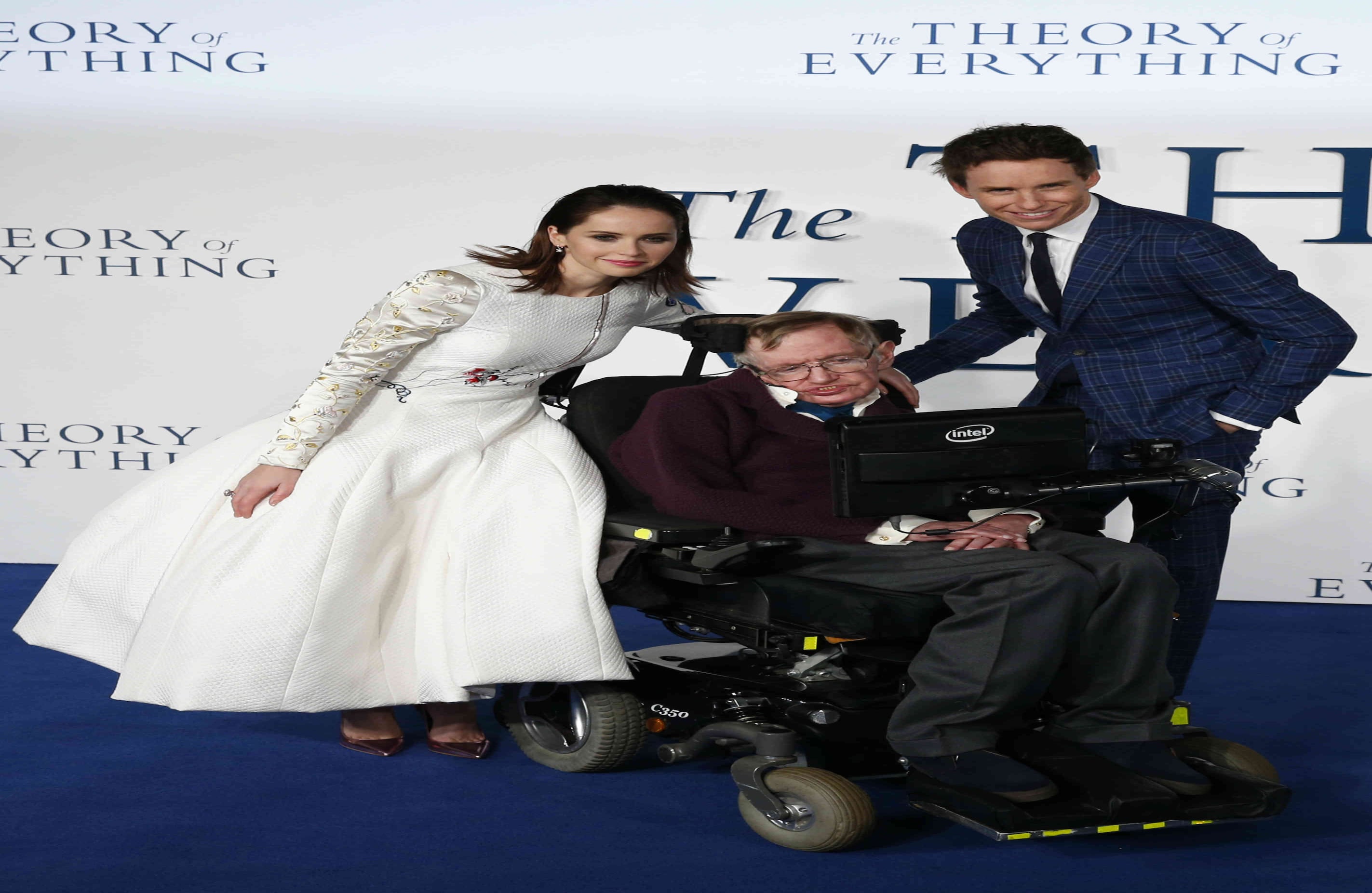 Diciembre de 2014. Los actores Felicity Jones y Eddie Redmayne posaron con el científico en el estreno, en Reino Unido, de la película 'The Theory of Everything', que retrata su vida y sus logros. AFP