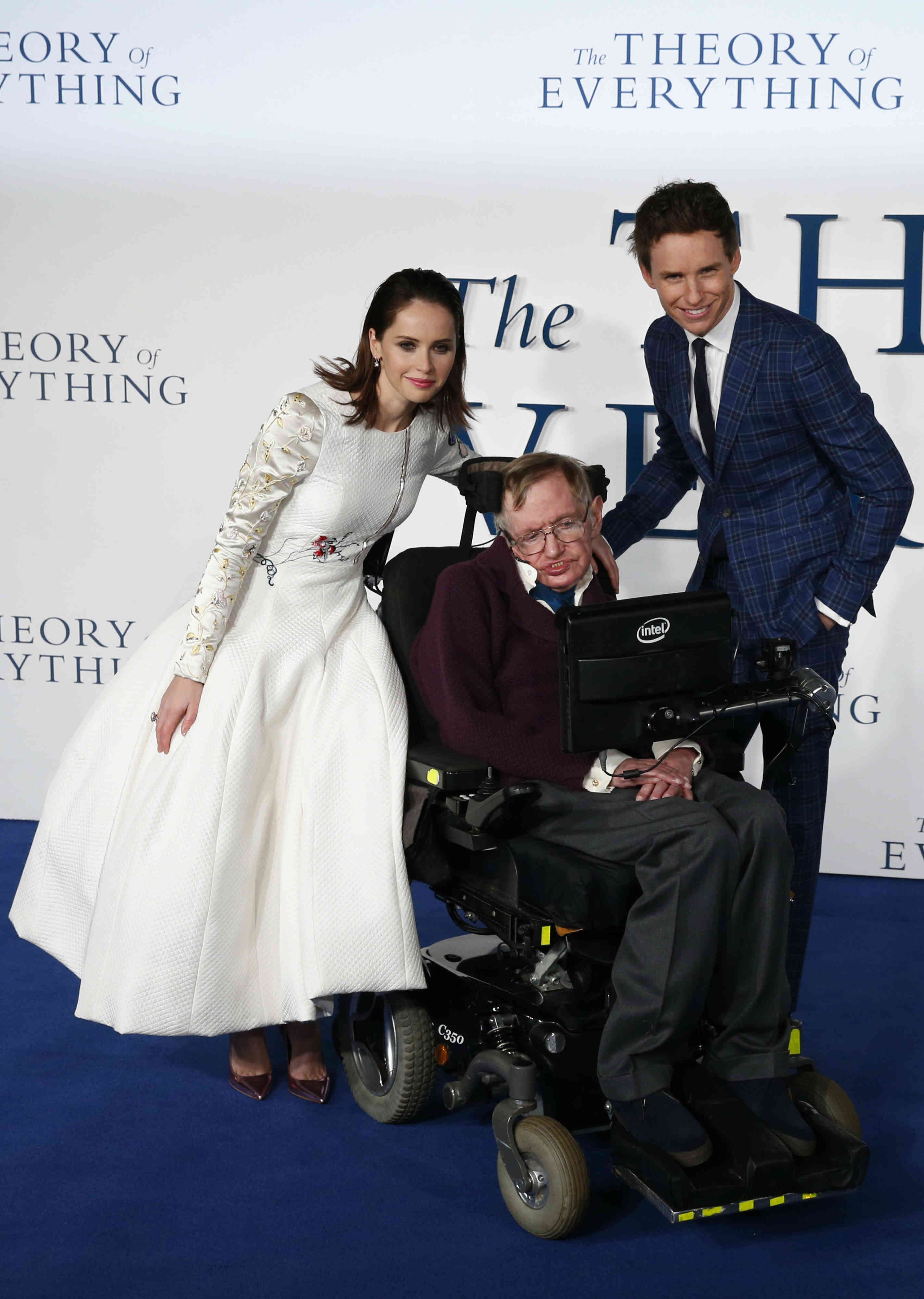 Diciembre de 2014. Los actores Felicity Jones y Eddie Redmayne posaron con el científico en el estreno, en Reino Unido, de la película 'The Theory of Everything', que retrata su vida y sus logros. AFP
