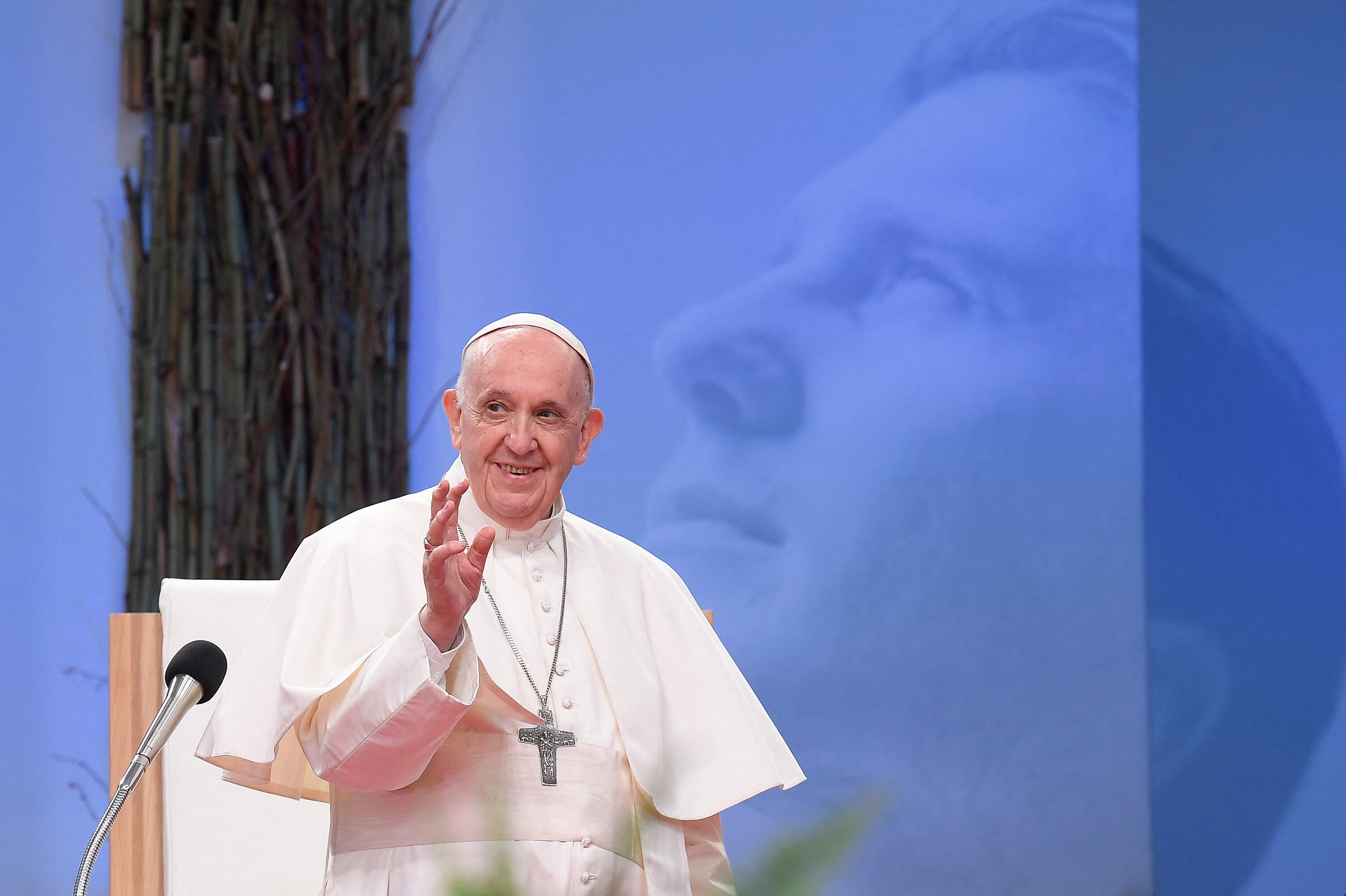 El Papa Francisco se dirige a los fieles en el Estadio Lokomotiva en Kosice, Eslovaquia, el 14 de septiembre de 2021, durante su visita de cuatro días a Eslovaquia. - El Papa se encuentra en una visita de cuatro días a Eslovaquia, donde se reunirá con sobrevivientes del Holocausto y miembros de la comunidad romaní. (Foto de Handout / varias fuentes / AFP) / RESTRINGIDO AL USO EDITORIAL - CRÉDITO OBLIGATORIO "FOTO AFP / MEDIOS DEL VATICANO" - SIN COMERCIALIZACIÓN - SIN CAMPAÑAS DE PUBLICIDAD - DISTRIBUIDO COMO SERVICIO A LOS CLIENTES