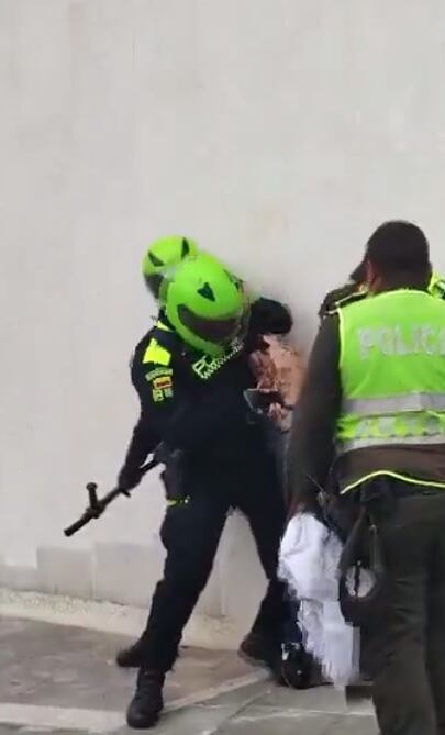 Inaudito: motociclista detenido por invadir carril del MIO en Cali, enfrentó a golpes a dos policías.