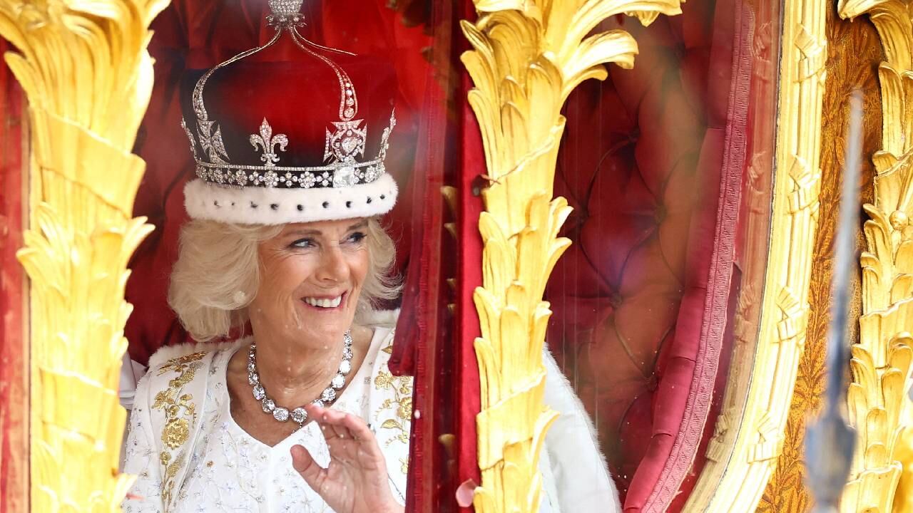 La Reina Camila  viaja desde la Abadía de Westminster en el Gold State Coach.