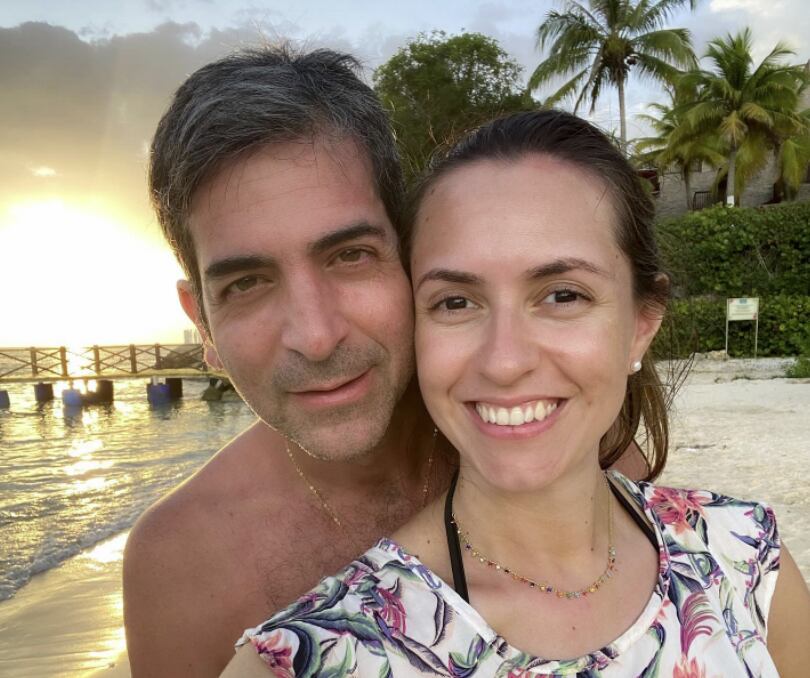 Marcelo Pecci, fiscal antimafia de Paraguay, y su esposa y periodista, Claudia Aguilera en la isla de Barú, en Cartagena