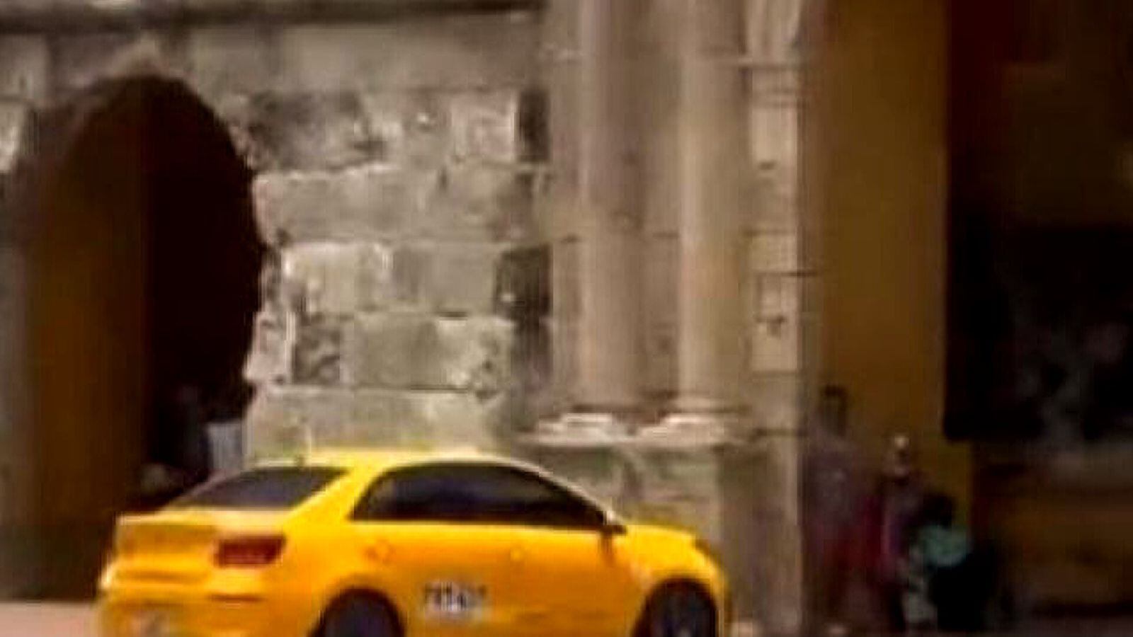 Taxi pasando bajo la Torre del Reloj en Cartagena