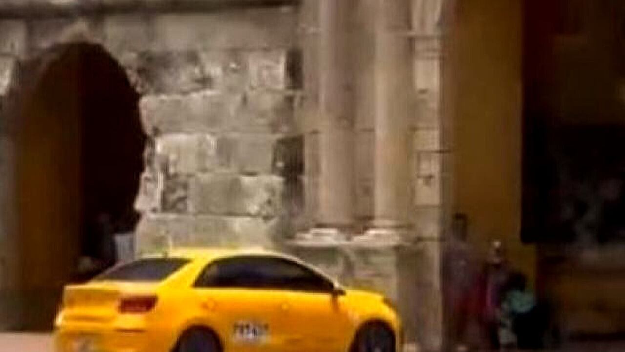 Taxi pasando bajo la Torre del Reloj en Cartagena