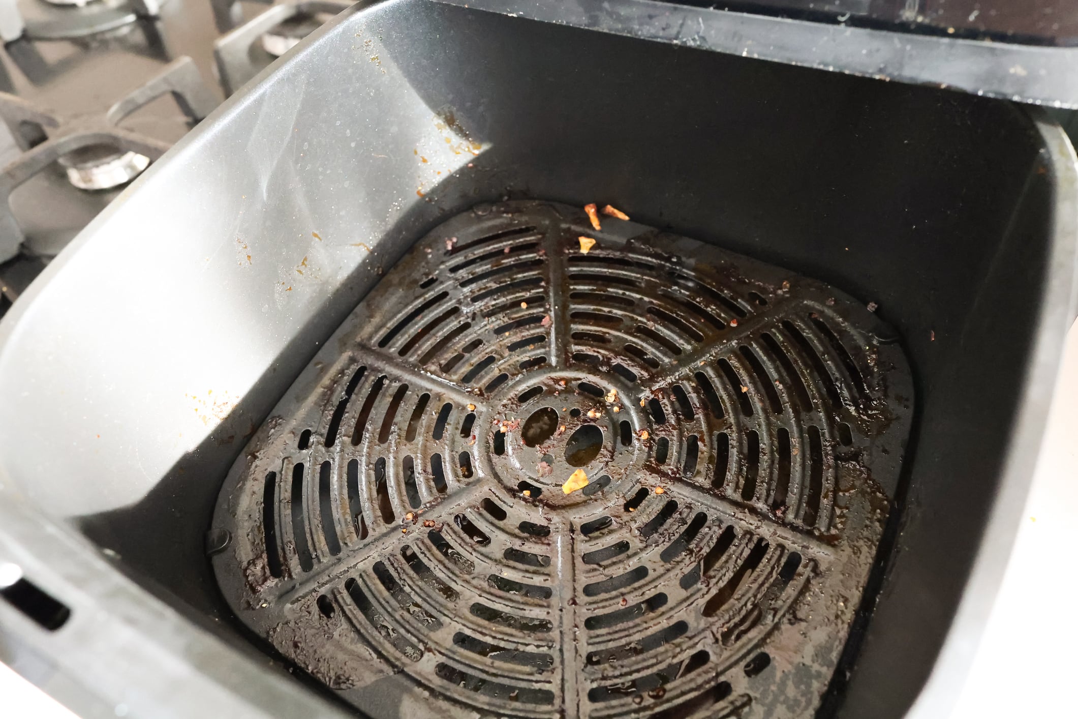 Lo que nunca debe hacer al limpiar su freidora de aire para evitar daños irreparables.