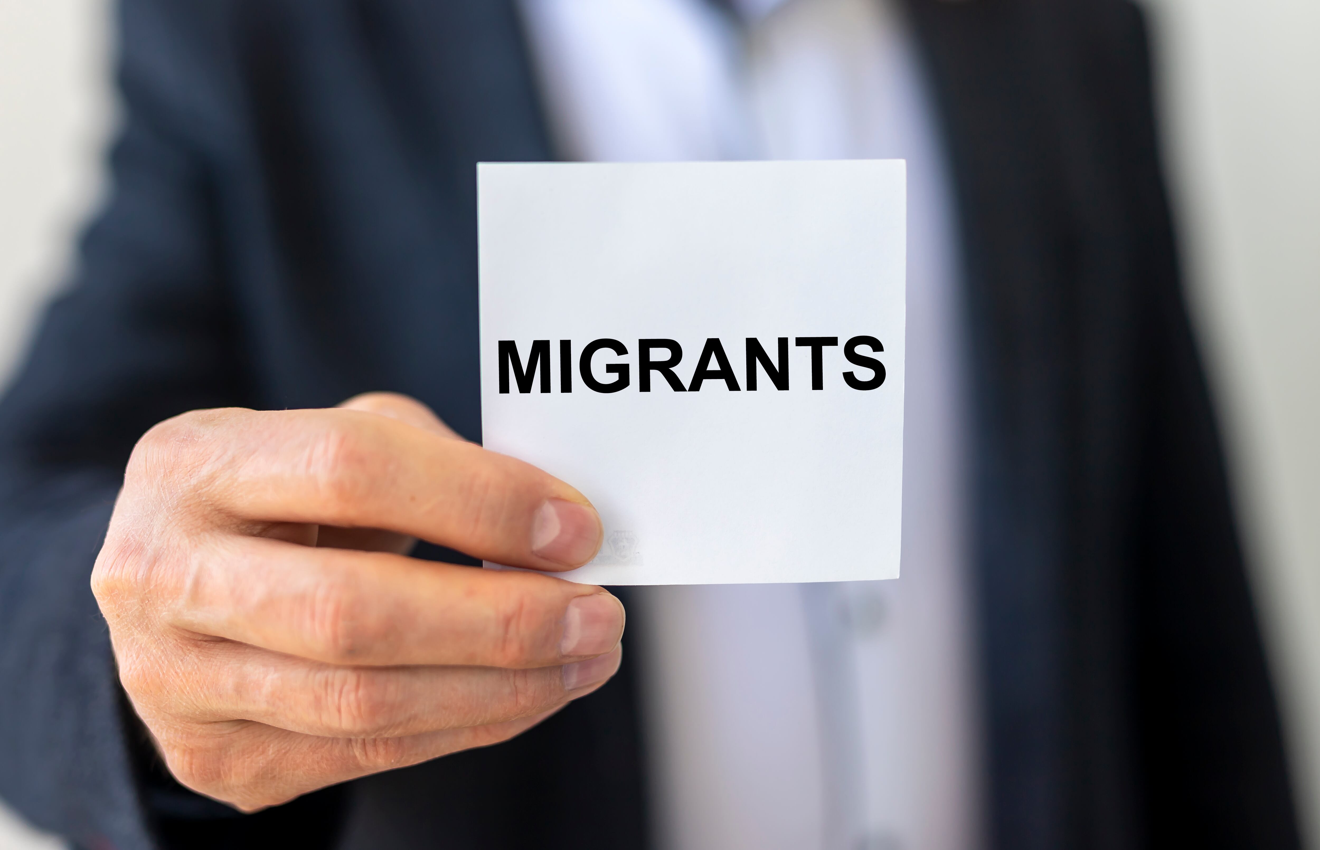 La tarjeta roja es una herramienta simple pero efectiva para proteger tus derechos en situaciones de contacto con agentes de inmigración.