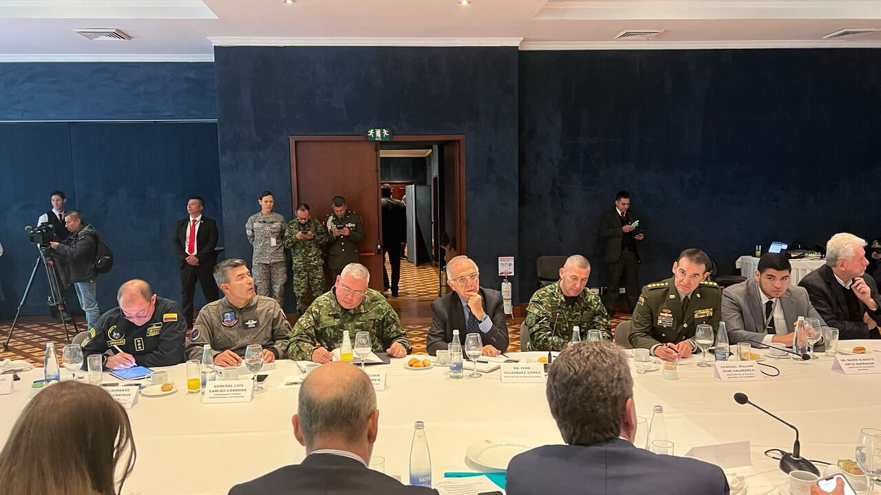 Cúpula militar y el Ministro de Defensa, reunidos con el Consejo gremial