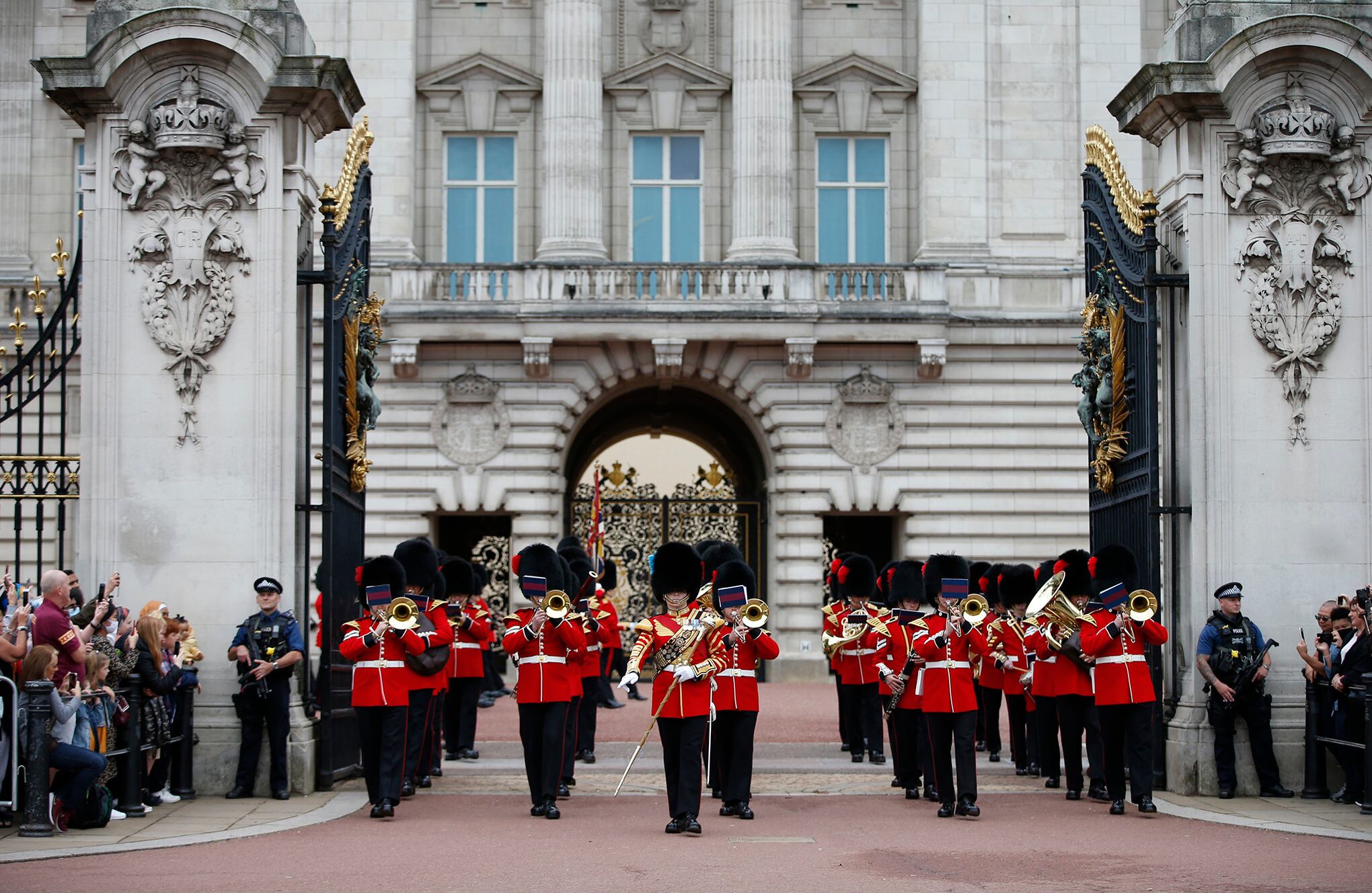 Cambio de la guardia regresa al palacio de Buckingham