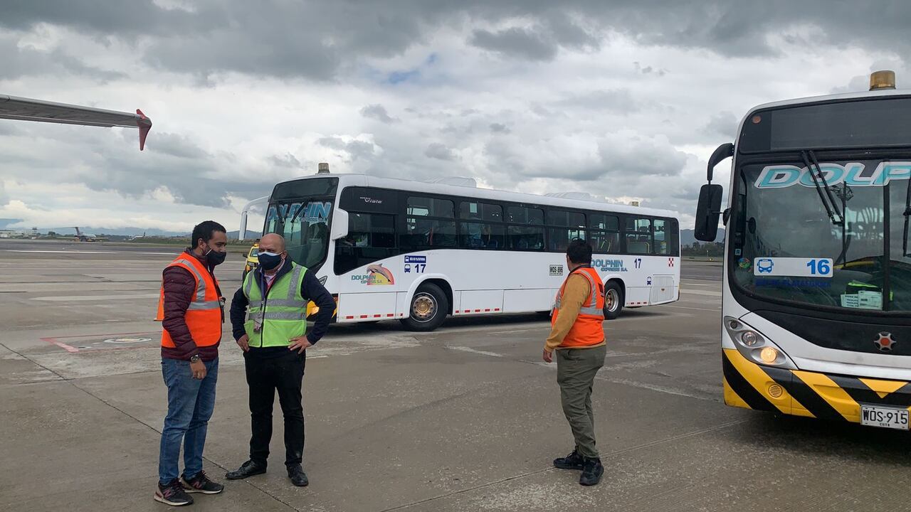 Incidente en Aeropuerto El Dorado de Bogotá con vuelo de Latam que fue bloqueado por pasajeros.