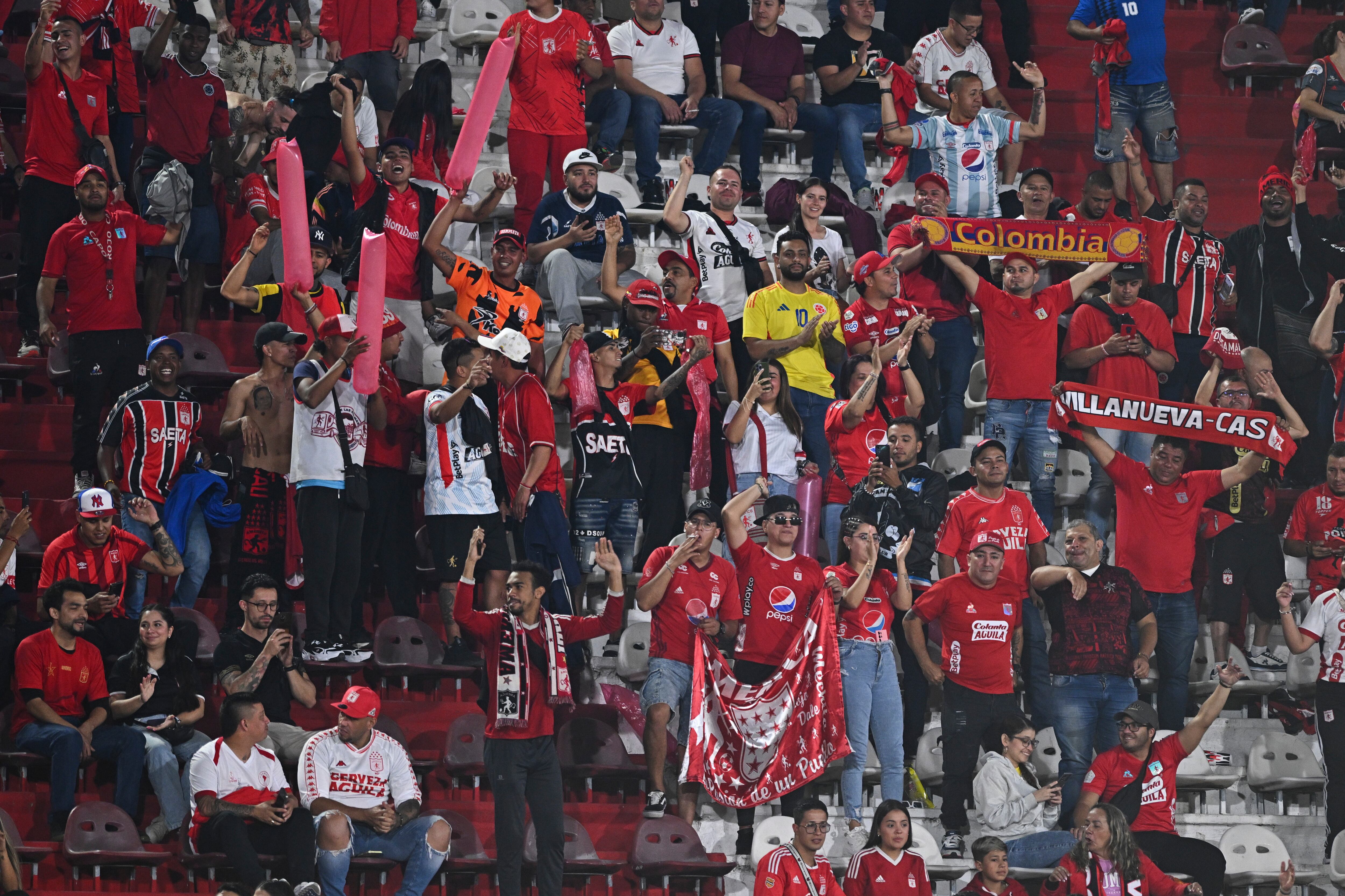 Hinchas de América de Cali en Buenos Aires.