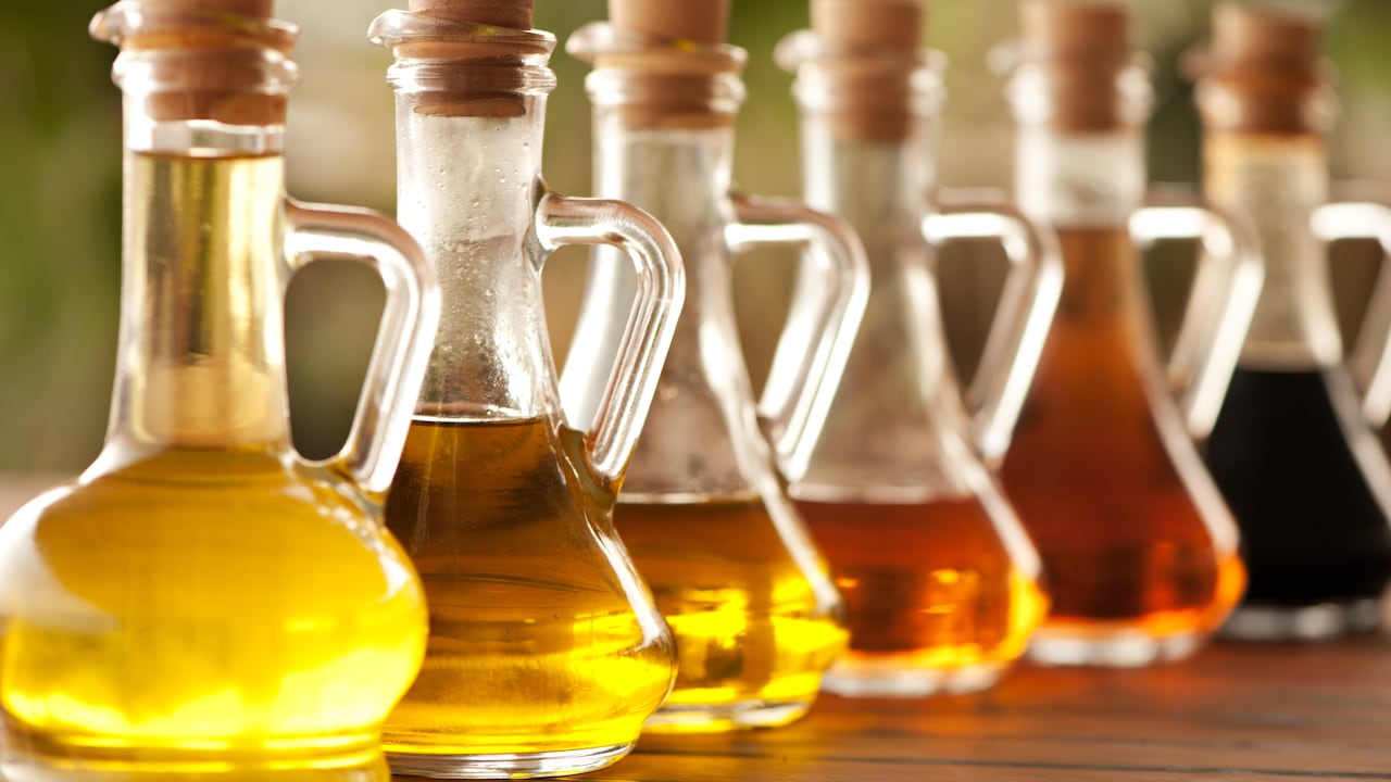 El vinagre de manzana, obtenido a través de la fermentación de los azúcares del jugo de manzana, posee propiedades antibacterianas y desinfectantes.