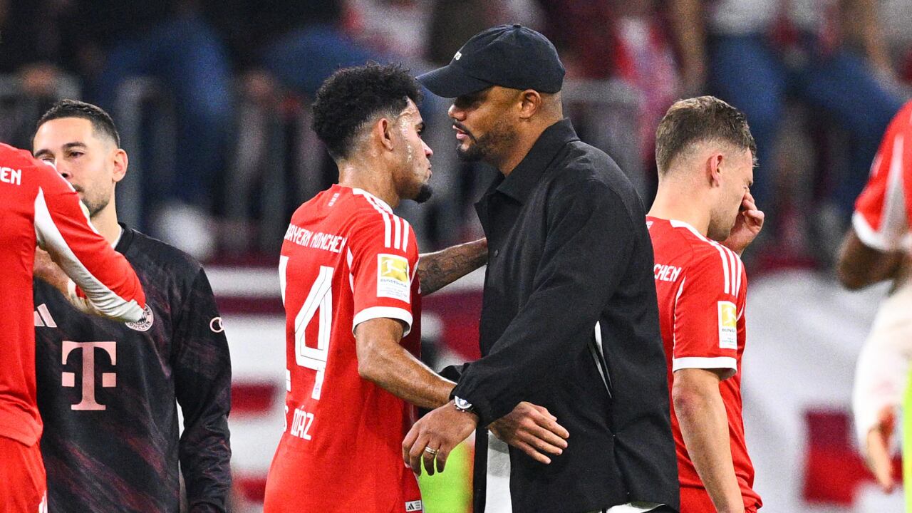 Kompany se saluda con Luis Díaz. 