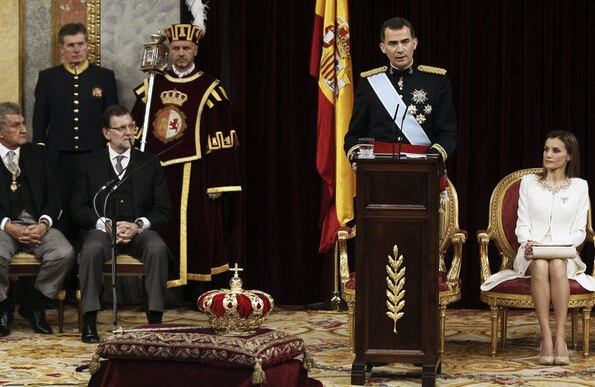 Felipe  VI da su discurso, junto a su esposa la Reina de España Letizia durante la ceremonia de juramento en el Parlamento español en Madrid. (AP)