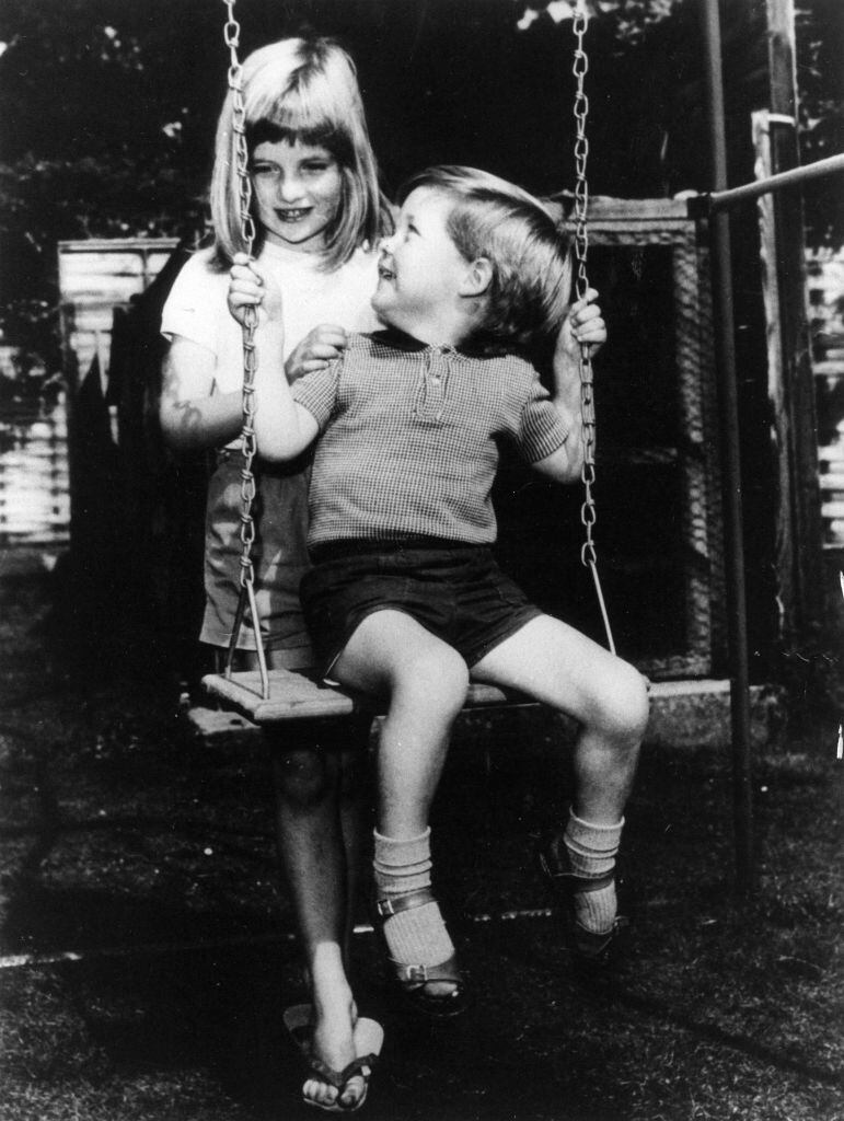 El hijo de Diana, el príncipe William (derecha), y su hermano, el conde Spencer, esperan frente a la Abadía de Westminster en Londres para asistir a la ceremonia fúnebre de la Princesa de Gales