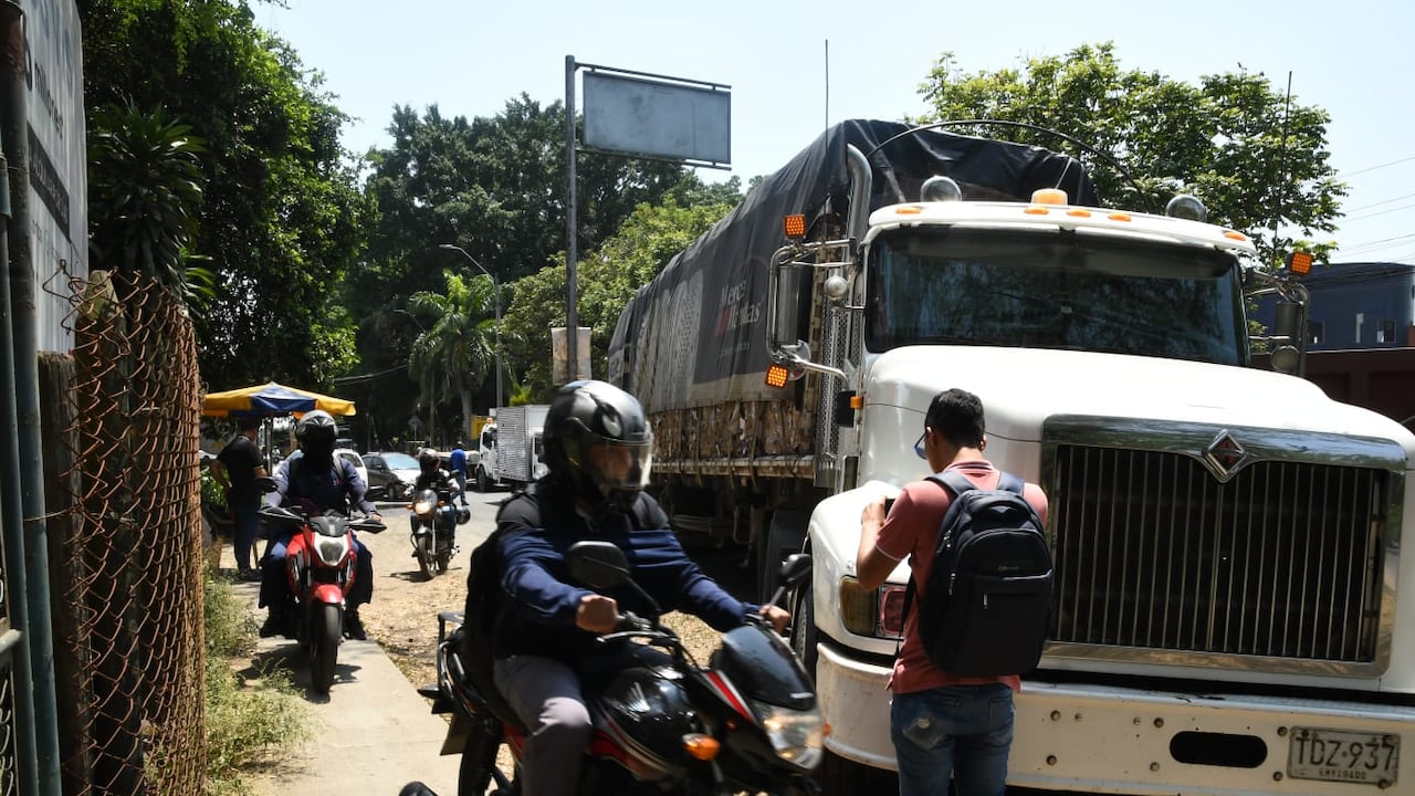 Paro de camioneros bloqueo en Paso del comercio y Menga