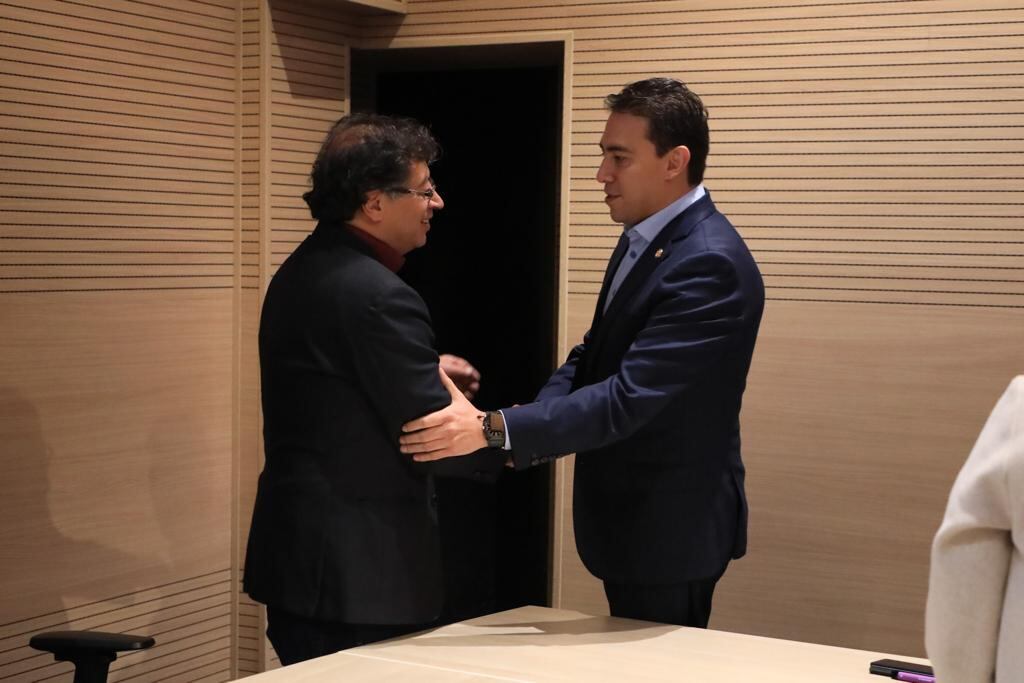 Registrador Alexander Vega y Gustavo Petro, candidato presidencial.