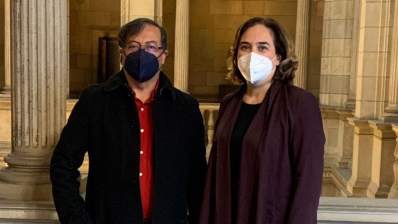 Ada Colau, alcaldesa de Barcelona, posando junto a Gustavo Petro.