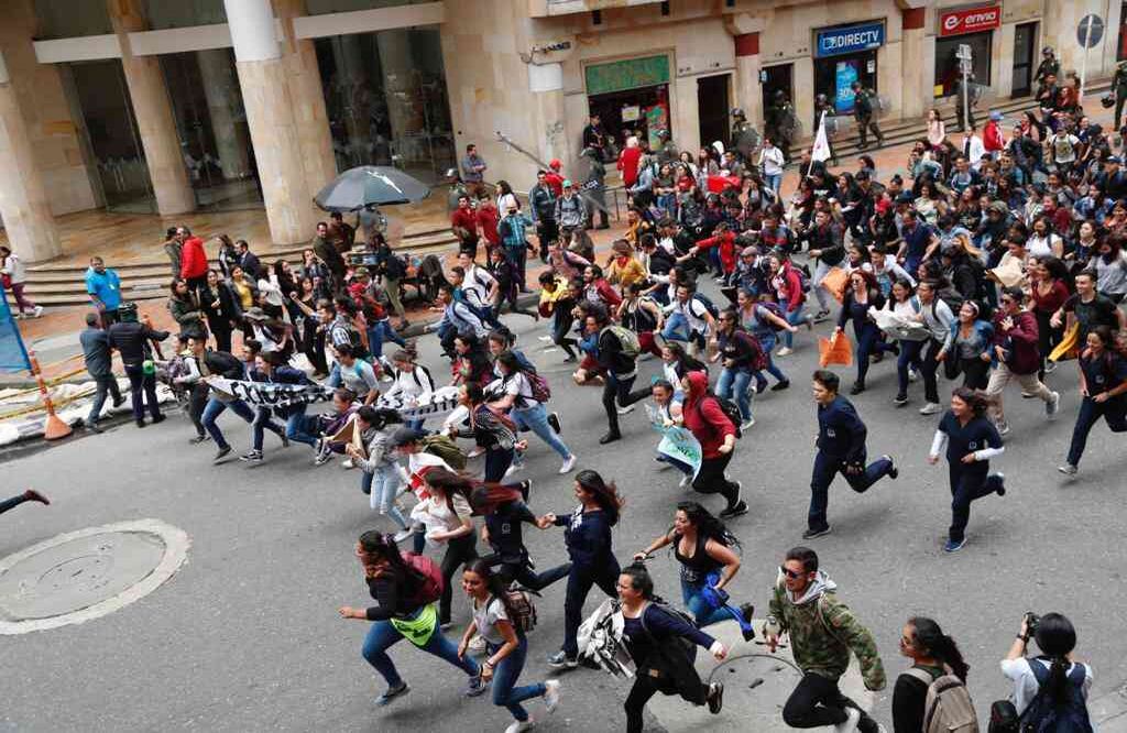 Las protestas en Bogotá comenzaron este jueves a las 9 de la mañana desde diferentes puntos de la ciudad, todas con destino final en la Plaza de Bolívar. FOTO: León Darío Peláez / Semana